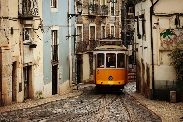 Ezerarcú Portugália repülővel